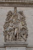 <center>Arc de Triomphe. </center> Face Nord. La Paix de 1815 par Antoine Étex. La Paix de Antoine Étex évoque l’année 1815, l’année de la deuxième abdication de Napoléon 1er. Le retour à la monarchie aurait ramené la paix à la France, qui a vécu régulièrement des troubles politiques depuis plus de vingt ans. Dans cette allégorie, le guerrier a rangé son glaive au fourreau, les enfants étudient, les paysans aiguisent les socs des charrues, les moissons sont abondantes et des branches d’oliviers et de chêne encadrent Minerve, la déesse de la guerre.