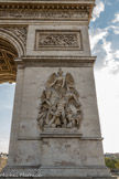 <center>Arc de Triomphe. </center> Face Nord. La Résistance de 1814 par Antoine Étex. Le passage du pont d'Arcole le 15 novembre 1796, par Jean-Jacques Feuchère. Dans les écoinçons, deux Victoires tendant une couronnes de laurier.