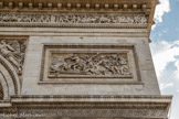 <center>Arc de Triomphe. </center> Face Nord. Le passage du pont d'Arcole le 15 novembre 1796, par Jean-Jacques Feuchère. Napoléon Bonaparte franchissant le pont d’Arcole en Italie, en brandissant le drapeau tricolore en 1796, au cours de la campagne d’Italie. A droite, dans la frise qui représente le Retour des Armées, par Louis-Denis Caillouette, François Rude et Seurre aîné, le chariot de l'armée d'Italie transporte le groupe sculpté antique représentant le Tibre, provenant de Rome.