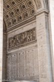 <center>Arc de Triomphe. </center> Sur les faces intérieures des petites arcades sont gravés les noms de 32 (4+4 sur chacun des quatre piliers) batailles de la Révolution et de l'Empire. Elles sont regroupées quatre par quatre et se positionnent de part et d'autre des tableaux des personnalités. Pilier Est.