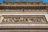 <center>Arc de Triomphe. </center> Face Est. La bataille de Jemmappes le 6 novembre 1792, par Carlo Marochetti. Sur la façade sud de l’Arc de triomphe, cette scène évoque la bataille de Jemmapes, le 6 novembre 1792, et la victoire des volontaires français contre l’armée autrichienne. On y voit le général Dumouriez, le chapeau à la main, encourager ses troupes. Le cinquième homme derrière le général est le duc de Chartres, colonel de l’armée révolutionnaire, futur Louis-Philippe.