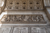 <center>Arc de Triomphe. </center> Attributs des victoires du Nord, par François Joseph Bosio. La scène indique les batailles d'Austerlitz, d'Iéna, de Friedland, d'Ulm, de Wagram et d'Eylau.