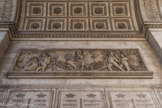 <center>Arc de Triomphe. </center> Attributs des victoires de l'Est, par Valcher. La scène indique les batailles d'Alexandrie, des Pyramides, d'Aboukir et d'Héliopolis.