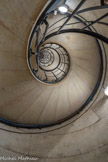 <center>Arc de Triomphe. </center> L’escalier en colimaçon permet d’atteindre son sommet en grimpant 284 marches.