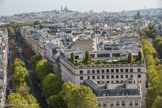 <center>Arc de Triomphe. </center> Au fond, le Sacré-Coeur, à droite le clocher de l’église Saint-Augustin. Au premier plan, une des plus belles terrasses de Paris.