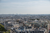 <center>Arc de Triomphe. </center> A droite, Saint Eustache, Beaubourg. Au centre, église de la Madeleine (toit vert). A gauche, l'opéra Garnier.