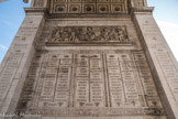<center>Arc de Triomphe. </center> Sur les faces intérieures des petites arcades sont gravés les noms des personnalités de la Révolution et de l'Empire. Les noms de ceux qui sont morts au combat sont soulignés. Quatre bas-reliefs se situent au-dessus des noms des personnalités de la Révolution et de l'Empire. Ils portent le nom de batailles célèbres de la Révolution et de l'Empire. Sur les piliers sont gravés les noms de 32 (4+4 sur chacun des quatre piliers) batailles de la Révolution et de l'Empire. Elles se positionnent de part et d'autre des tableaux des personnalités.Pilier Sud.