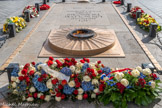 <center>Arc de Triomphe. </center> Deux ans plus tard, André Maginot, alors ministre de la Guerre, a soutenu le projet d’y installer une « flamme du souvenir » qui a été allumée pour la première fois le 11 novembre 1923 par le ministre.