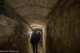 <center>Les Catacombes de Paris. </center> Les catacombes de Paris, terme utilisé pour nommer l'ossuaire municipal, sont à l'origine une partie des anciennes carrières souterraines situées dans le 14e arrondissement de Paris, reliées entre elles par des galeries d'inspection. Elles sont transformées en ossuaire municipal à la fin du XVIIIe siècle avec le transfert des restes d'environ six millions d'individus, évacués des divers cimetières parisiens jusqu'en 1861 pour des raisons de salubrité publique. Elles prennent alors le nom abusif de « catacombes », par analogie avec les nécropoles souterraines de la Rome antique, bien qu'elles n'aient jamais officiellement servi de lieu de sépulture.