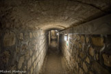 <center>Les Catacombes de Paris. </center> Près de trois cents kilomètres de galeries s'étalent sous Paris intra-muros, sur parfois trois niveaux de carrières. La profondeur moyenne est d'environ vingt mètres sous le niveau du sol naturel.  À la fin du XVIIIe siècle, pour faire face à la saturation des cimetières parisiens et aux problèmes croissants d'insalubrité, la décision est prise de déplacer les ossements dans une partie des carrières situées hors de la barrière d'Enfer du mur des Fermiers généraux, sous la plaine de Montsouris, appartenant alors au territoire de Montrouge. Les catacombes se présentent sous la forme de tunnels, à l'intérieur desquels la température est constamment de 14 °C.
