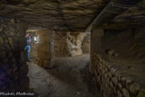 <center>Les Catacombes de Paris. </center> L'Ateliercorrespond aux anciennes carrières de pierre calcaire du Lutétien, à l'aspect brut et pourvues de nombreux départs de galeries fermés par des grilles. C'est un des rares secteurs des carrières souterraines qui ait conservé son aspect de fin d'exploitation. Le ciel de carrière est soutenu par des piliers tournés (pris dans la masse) ou à bras (formées de pierres superposées) et les parois sont formées de hagues maintenant les bourrages.