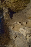 <center>Les Catacombes de Paris. </center> Les consolidations par hagues et bourrages sont utilisées dès la fin du XVe siècle. Les hagues sont des murets de pierres sèches qui retiennent les bourrages et empêchent les effondrements. Les bourrages sont surtout constitués de déchets d’exploitation. Un  piliers à bras, blocs empilés avec calage du ciel de carrière.
