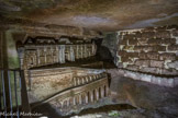 <center>Les Catacombes de Paris. </center> Sculptures de Port-Mahon. Ces sculptures réalisées dans la pierre de 1777 à 1782 sont l'œuvre d'un carrier nommé Décure, dit Beauséjour, vétéran des armées de Louis XV. Il s'agirait d'un soldat enrôlé en 1756 dans l'armée de Richelieu lors de l'opération de reconquête de Minorque. Réformé, il entra à l'Inspection des carrières afin de compléter sa modeste solde.
