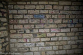 <center>Les Catacombes de Paris. </center> Graffitis récents.