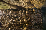 <center>Les Catacombes de Paris. </center> Les transferts se poursuivent après la Révolution jusqu’en 1814 avec la suppression de cimetières paroissiaux du centre de Paris tels que Saint-Eustache, Saint-Nicolas-des-Champs et le couvent des Bernardins. Ils reprennent de nouveau en 1840 lors des travaux d’urbanisme de Louis-Philippe et lors des chantiers haussmanniens de 1859 à 1860. Le site est consacré « Ossuaire municipal de Paris » le 7 avril 1786 et s’approprie dès ce moment le terme mythique de « Catacombes », en référence aux catacombes de Rome, objet de fascination publique depuis leur découverte.
