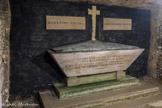 <center>Les Catacombes de Paris. </center> Le sarcophage du Lacrymatoire ou « tombeau de Gilbert » qui n'a de tombeau que son nom puisqu'il s'agit là encore en réalité d'une consolidation. Il est dédié à Nicolas Gilbert (1750-1780), poète maudit dont quelques vers sont gravés sur le monument. C'est l'ingénieur des Mines Caly qui proposa l'idée insolite d'édifier cette fausse tombe au milieu de milliers d'ossements dépourvus de sépulture.
