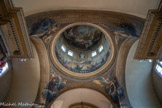 <center>L'église Saint-Joseph des Carmes</center>La croisée du transept est surmontée d’une coupole de bois et de plâtre, construite entre 1628 et 1630, considérée comme le second exemple, à Paris, de dôme à l’italienne, après celui de la chapelle des Louanges, édifiée, en 1609, à l’initiative de Marguerite de Valois, au couvent des Petits-Augustins (les bâtiments du Petits-Augustins sont désormais occupés par l’École des Beaux-Arts). Les fresques de la coupole représentent la vie du prophète Elie et les Béatitudes, exécutées par le Liégois Bartholomet Flamaël.