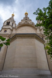 <center>La cathédrale Saint-Alexandre-Nevsky</center>L’église a une forme de croix grecque dont les branches sont chacune terminées par une abside. Ces absides sont surmontées de tourelles se terminant par des « chatior » (flèches) ornées de bulbes dorés, eux-mêmes coiffés de la croix russe à huit branches.