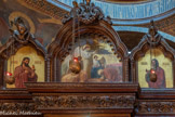 <center>La cathédrale Saint-Alexandre-Nevsky</center>Le niveau supérieur est consacré, autour de l’icône de la Trinité, aux rois et prophètes de l’Ancien Testament à gauche et à des saints du Nouveau Testament à droite.