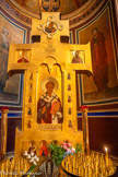 <center>La cathédrale Saint-Alexandre-Nevsky</center>L’association des fidèles à la mémoire de l’empereur Nicolas II a érigé un Mémorial en souvenir de la famille Impériale tuée en 1918.