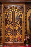 <center>La cathédrale Saint-Alexandre-Nevsky</center>Sur les Portes Royales , l'Annonciation et les quatre évangélistes De haut en bas et de gauche à droite : Saint Marc, Saint Mathieu, puisSiant Luc et Saint Jean.