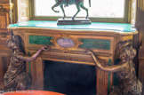 <center>Hôtel de la Païva</center> La chambre de la marquise. La cheminée en malachite verte est portée par deux statues agenouillées d'Albert Carrier-Belleuse en bronze doré.