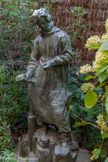 <center>Raymond, jeune sculpteur au travail</center>1906-1918
Bronze
Épreuve numéro 3 exécutée par Clementi en 1967