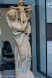 <center>Les ateliers</center>Marbre avec à plusieurs endroite la trace des points
