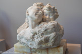 <center>Madame Champsaur et sa fille ou Groupe en marbre de Paros</center>1891
Marbre
Sur le socle en grec : PAROS
Legs Rhodia Dufet Bourdelle. 2002 <br>
« Je sculpte du marbre, un de Paros merveilleux. Je compte sur lui pour me faire remarquer quelque peu. » Au salon de la Société nationale des beaux-arts de 1891, ce groupe fait sensation. Bourdelle joue du contraste si prisé par Rodin entre le poli des visages, l’ondoiement des chevelures et de la guirlande de fleurs, et le non finito du bloc ponctué de traces d’outils. Les grâces ornementales de ce double portrait « fin de siècle » s’accordent aux veines serpentines du socle en marbre poli. Cette réflexion sur le socle, indissociable de l’œuvre, ouvre la voie aux recherches de la sculpture moderne.