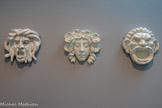 <center>Méduse, Femme couronnée de fleurs, Homme à la bouche grande ouverte</center>Masques, projets pour le théâtre du musée Grévin Vers 1900 Plâtre
Don Cléopâtre Bourdelle Sévastos et Rhodia Dufet Bourdelle, 1949.  <br> 
En 1900. le mécène et promoteur Gabriel Thomas confie à Bourdelle la décoration du théâtre du célèbre musée Grévin à Paris. Dans un premier temps, le sculpteur imagine une frise de masques, accessoires scéniques du théâtre gréco-romain. Issu du latin personare — « parler à travers » —, le mot persona désignait le masque de l’acteur dans la Rome antique. Il a donné les mots « personne » et « personnage ».