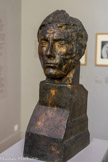 <center>Tête d’Apollon ou Apollon au combat</center>Vers 1911
Bronze, fonte Alexis Legs Rhodia Dufet Bourdelle, 2002.<br>
Bourdelle porte en 1926 un regard rétrospectif sur la création d'Apollon pour son ami le poète André Suarès : « Je tentai la montée au-delà de l’homme, jusqu’au Dieu Apollon. Je l’aperçus irrité dans l’airain d’or. » La modernité plastique de Bourdelle renoue avec la charge rituelle de la sculpture primitive. Fondu par Eugène Rudier, ce bronze d'Apollon au combat est revêtu d’une patine composée de feuilles d’or. II a la présence vibratoire d’une idole païenne, le poli et les aspérités d’un bronze archéologique.