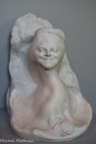<center>Buste de Jane Avril 1900</center>Biscuit en porcelaine réalisé par Haviland à Limoges, 1899
Don manufacture Haviland. <br>
La taille significative de ce biscuit présenté à l’Exposition universelle de 1900 relève de la prouesse technique. Bourdelle rend hommage à Jane Avril, danseuse mythique des cafés-concerts parisiens. Mi-ornemental, mi-organique, le visage spectral se coule dans le rythme ondulatoire de l’arabesque. À quel désir — quelle hantise ? — répond cette figure inquiétante d’ondine, de femme-coquillage ?