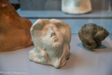 <center>Le Baiser à la rose</center>1907
Plâtre
Don Cléopâtre Bourdelle et Rhodia Dufet Bourdelle. 1949. <br>
La collaboration avec Théodore Haviland s’avère féconde. Parmi les neuf créations présentées à l’Exposition universelle de 1900, cette série des « Baisers » est la transcription d’un buste en marbre exposé en 1899 à la Société nationale des beaux-arts. Ces visages de femmes-fleurs aux yeux clos s