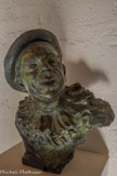 <center>Coquelin cadet</center>1891
Bronze, fonte Clementi
Legs Rhodia Dufet Bourdelle, 2002. <br> 
Célébrité du monde du théâtre, Ernest Coquelin (1848-1909), dit Coquelin cadet excelle dans les pièces de Molière, en particulier dans les rôles de Figaro et de Scapin. Traits hardiment modelés, menton relevé, bouche fendue d’une grimace, ce buste plein de feu s’inscrit dans la veine du sculpteur Jean-Baptiste Carpeaux 0827-1875).
