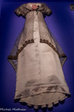 <center>Paul Poiret, la mode est une fête</center>Paul Poiret Robe du soir Joséphine, 1907.
Satin de soie, filet de soie et galon métallique brodé au point de bourdon
Paris, musée des Arts décoratifs, dépôt UFAC, 1995. Don Marcel Piccioni.