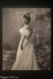 <center>Paul Poiret, la mode est une fête</center>Atelier Nadar. La comtesse Grefftulhe . 1900. Tirage d'exposition.