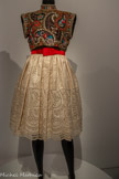 <center>Paul Poiret, la mode est une fête</center>Jean Patou
par Christian Lacroix né en 1951
Ensemble, Fleur des pois Collection haute couture printemps-été 1987
Corsage en soie brodée de paillettes découpées, perles de verre et fils de soie ; jupe en taffetas, broderie anglaise et tulle; ceinture en satin de soie doublé de cuir
Paris, musée des Arts décoratifs