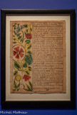 <center>Paul Poiret, la mode est une fête</center>Raoul Dufy
Invitation-programme à la fête La Mille et deuxième nuit 1911
Gravure sur bois rehaussée à la gouache.  Bibliothèque nationale de France, département des Arts du spectacle. <br>
« Et ce sera la Mille et deuxième Nuit
Et cette nuit-là il n’y aura pas de nuages dans le ciel et rien de ce qui existe n’existera.
Il y aura des clartés & des parfums & des flûtes & des timbales & des tambours des soupirs de femmes & le chant de l’oiseau Bulbul.
Droite et d’un jet comme la lettre aleph, mince & flexible comme le rameau de l’arbre tan, elle dansera belle comme la lune absolument ta vue et ton ouïe seront réjouis à l’extrême limite de la réjouissance.
Des mimes savantes & fertiles en artifices improviseront des scènes belles & bien jouées et plus doux que le gâteau échevelé au miel seront les vers du poète.
Pour ce qui est du vieux potier myope, il sera dans sa boutique comme y seront dans la leur & le marchand d’esclaves dont la moins belle vaut mille dinars d’or et le savetier pouilleux et le tailleur cacochyme et le devin aveugle et le cuisinier du pays de Sindh.
Et voilà pour eux.
Et l’on verra des choses biens extraordinaires
& des prodiges stupéfiants.
Il y aura un vase de cornaline blanche.
Et il y aura encore bien d'autres choses qu'il serait interminable d'énumérer.  et de plus on entrera par le Faubourg Saint-Honoré.  et ce sera la mille et deuxième nuit. »