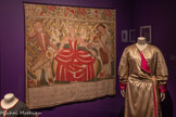 <center>Paul Poiret, la mode est une fête</center>Raoul Dufy
1877-1953
Tenture, La Bergère
1910
Peinture et impression à la planche sur toile de lin Collection particulière
« Le chevalier Athis, qui gratte Une mandore, à Chloris l’ingratte
Verse une œillade scélérate.
L’Abbé confesse bas Églé
Et ce vicomte déréglé
Des champs donne à son cœur la clé.
Variation du poème En bateau de Paul Verlaine (1844-1896)