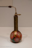 <center>Paul Poiret, la mode est une fête</center>Atelier Martine
Maurice Schaller, parfumeur.
Les Parfums de Rosine
Flacon vaporisateurs, parfum La Coupe d’or, 1920-1925.
Verre soufflé peint à la main, fil doré et caoutchouc.
France, Grasse, musée International de la Parfumerie.