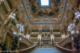 <center>Grand escalier. </center> Au 1°' étage, tout autour de l'escalier, des colonnes monolithes de marbre sarrancolin montant jusqu'au 3e étage soutiennent la voûte.