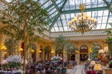 <center>Le Grand Hôtel. </center>La cour d'honneur était couverte d'une magnifique verrière permettant aux voyageurs et aux voitures d'être protégés. On y trouvait aussi un bureau télégraphique et un bureau de tabac.