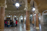 <center>Vestibule circulaire. </center>Les abonnés pénètrent dans un vaste vestibule circulaire.