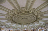 <center>Vestibule circulaire. </center> Au centre de la voûte, dans une inscription pseudo-arabe, Charles Garnier a signé et daté son œuvre.