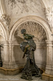 <center>Dessous du grand escalier. </center> La « Pythonisse » (ou « Pythie ») due à Adèle d'Affry, duchesse de Castiglione-Colonna, dite « Marcello » (Fribourg, 1836 - Naples, 1879).