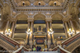 <center>Grand escalier. </center> Il se scinde au 1er étage; là se trouve l'entrée de l'orchestre et de l'amphithéâtre, flanquée de deux cariatides, la Tragédie et la Comédie de Thomas.