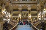 <center>Grand escalier. </center> Au pied de l'escalier, deux statues-torchères en bronze de Albert Ernest Carrier de Belleuse dit Carrier-Belleuse  représentent des figures féminines tenant des éclairages au gaz puis électriques.