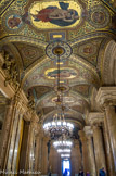 <center>Avant-foyer. </center>La voûte est revêtue de mosaïques exécutées par Salviati d'après Curzon, les ornements par Facchina.