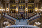 <center>Grand escalier. </center> Des balcons, on a une vue d'ensemble sur le grand escalier, véritable théâtre permettant à la société mondaine de l'époque de se donner en spectacle.