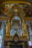 <center>Le grand foyer. </center> Aux extrémités, deux salons ouverts sont ornés de cheminées monumentales à cariatides, créées par Carrier-Belleuse et Cordier et exécutées par Christofles, derrière lesquelles sont les salons octogonaux.